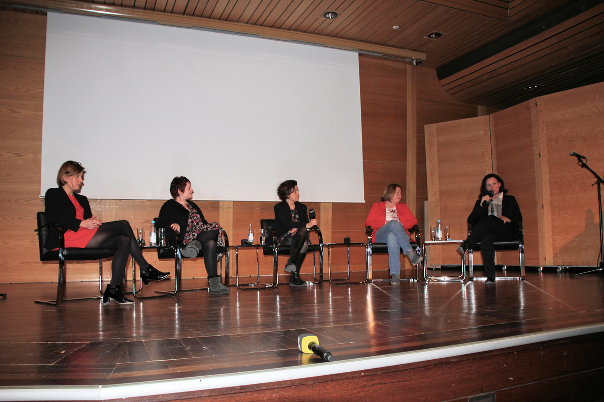 von links: MdL Dr. Simone Strohmayr (SPD), MdL Verena Osgyan (Grne), Moderatorin Daniela Arnu, MdL Eva Gottstein (FW), MdL Dr. Ute Eiling-Htig (CSU)