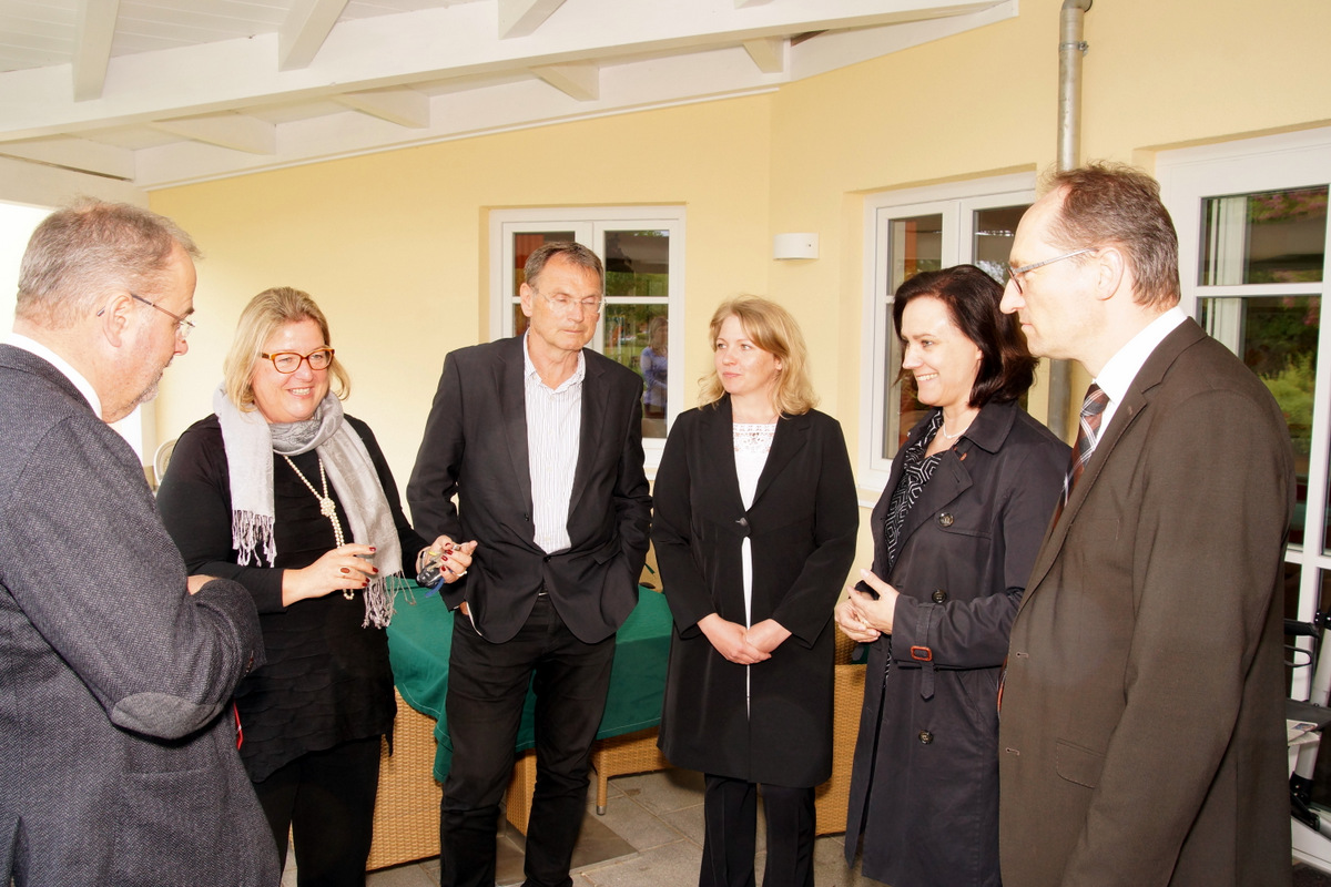 Sigrid von Schroetter (links) fhrte die Abgeordneten Seidenath (rechts) und Dr. Eiling-Htig (2. von rechts) durch die Tagespflege 