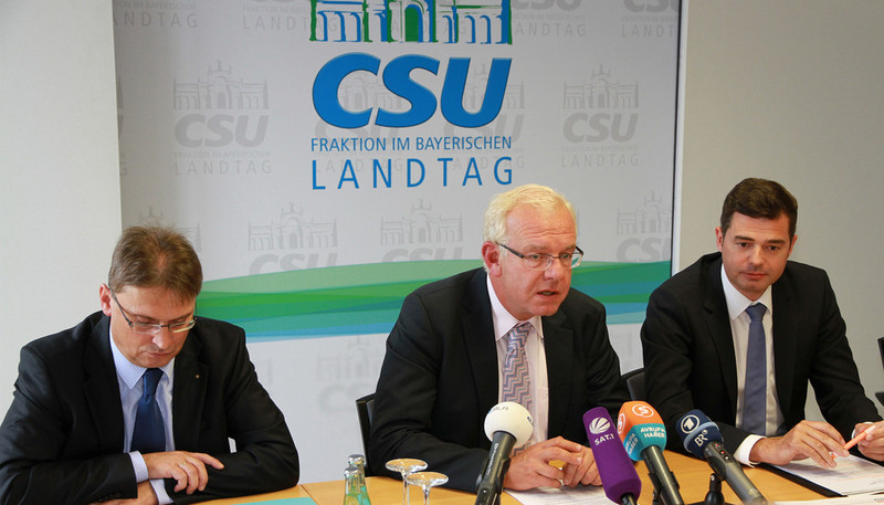 (v.l.n.r.) Staatssekretr a.D. Kjell Eberhardt, CSU-Fraktionsvorsitzender Thomas Kreuzer und Mike Mohring, Vorsitzender der Fraktionsvorsitzendenkonferenz von CDU/CSU stellten die Ergebnisse der Schulstudie 2014 vor.